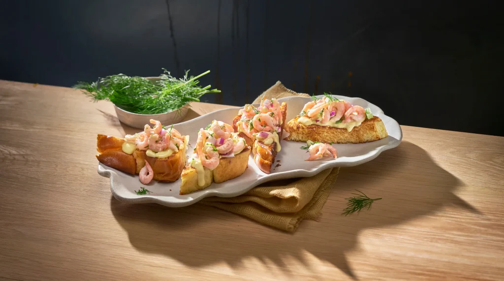 Brioche with prawns and sour cream and dill sauce